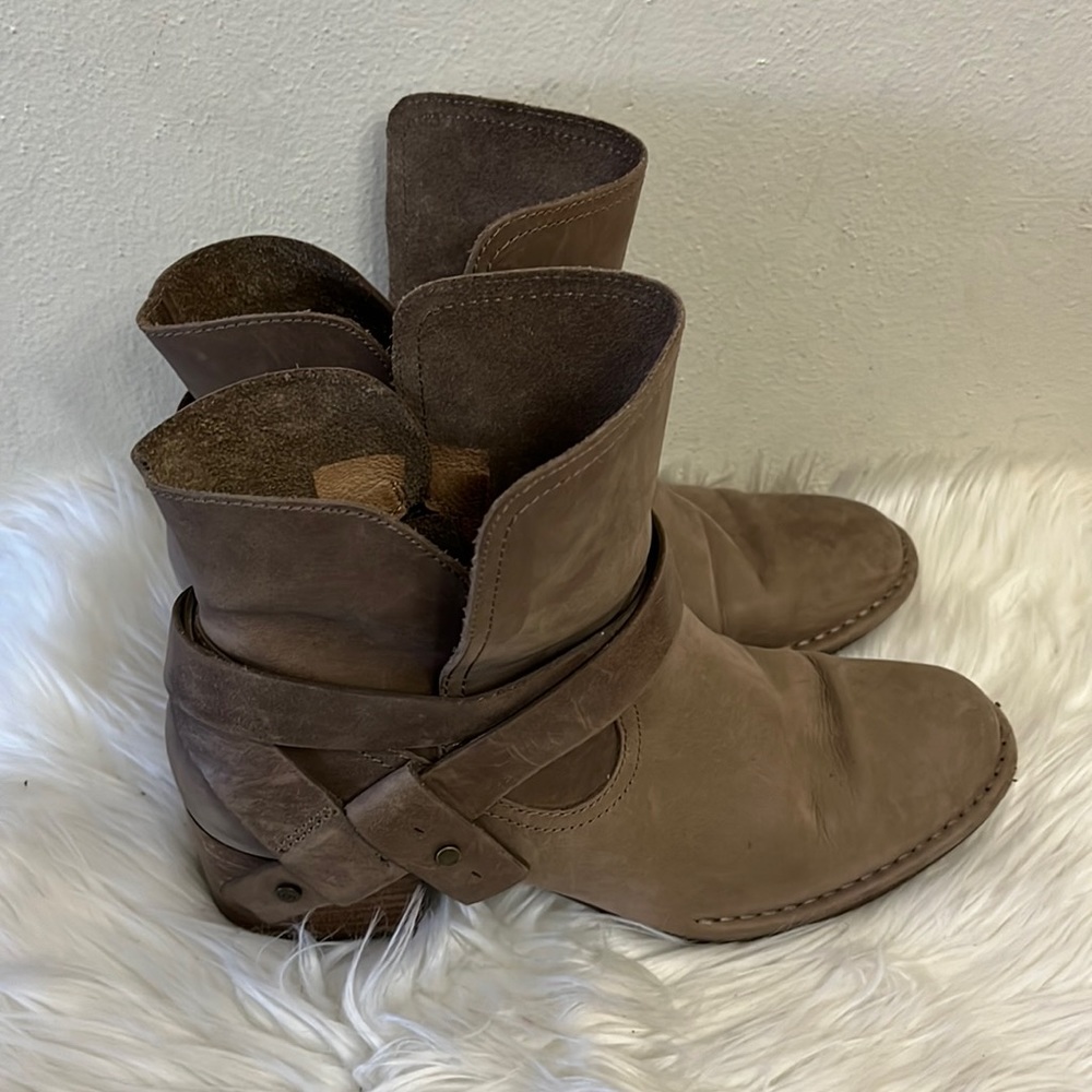UGG Womens Tan Leather Elora  Ankle Booties Cowboy Boots Size 9